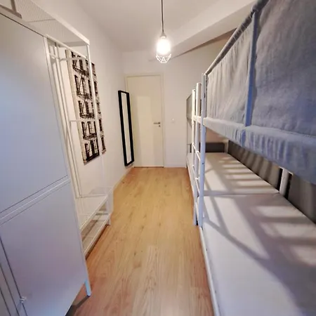 Travel & Live Marques Hostel *