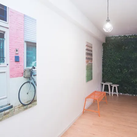 Travel & Live Marques Hostel *