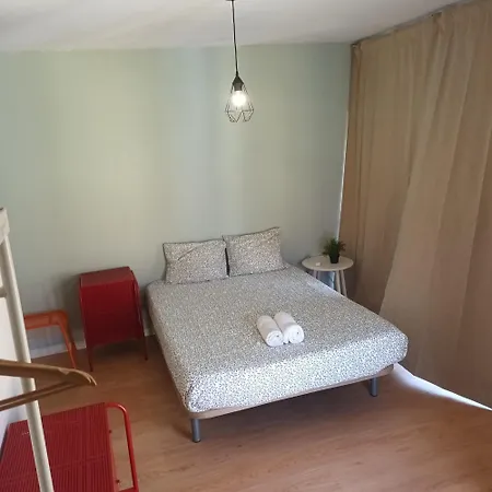 Travel & Live Marques Hostel